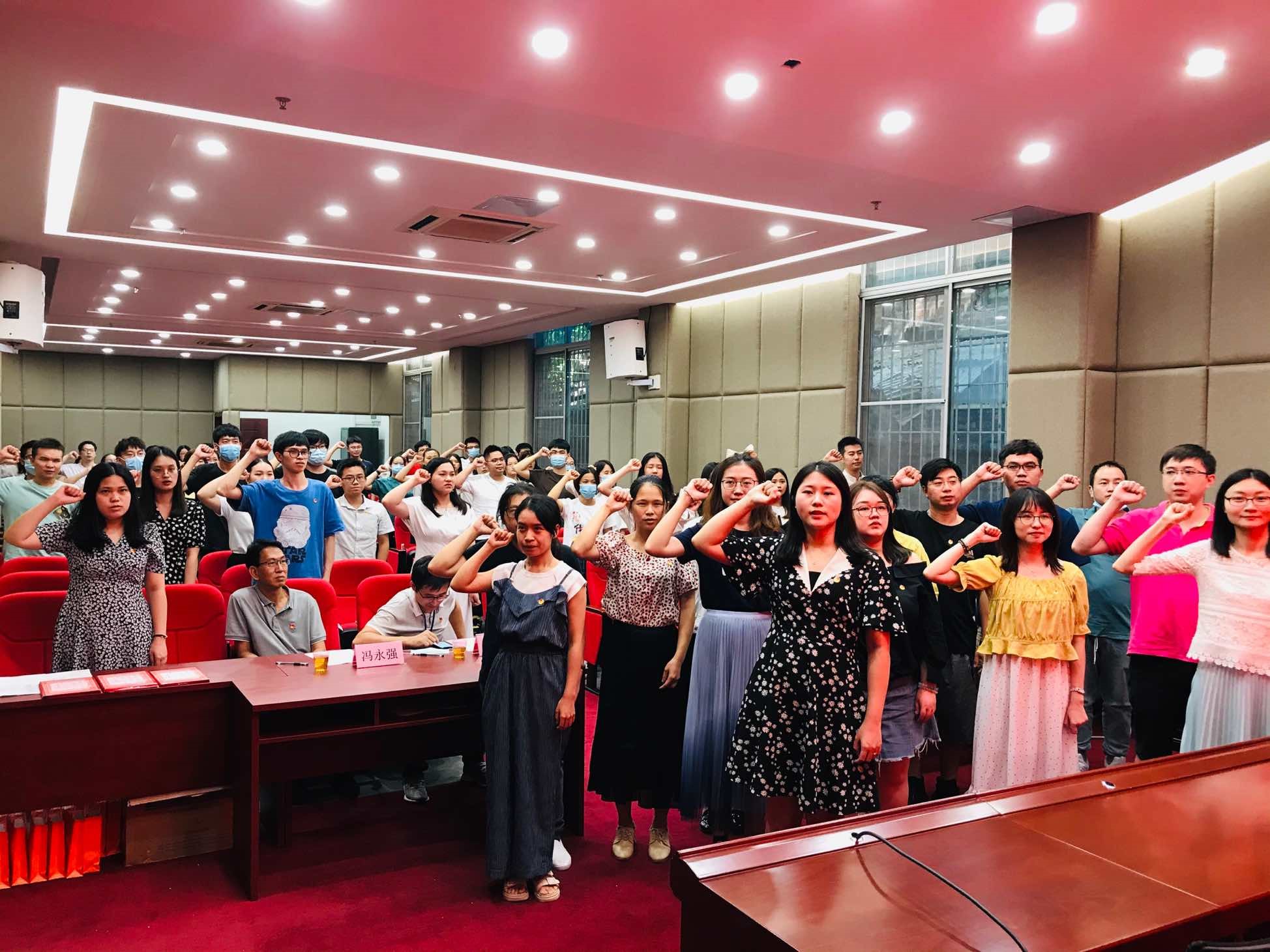 白云山永利集团公司团委举行“重温革命历史·传承斗争精神”主题团日活动暨五四表扬及超龄团员离团仪式