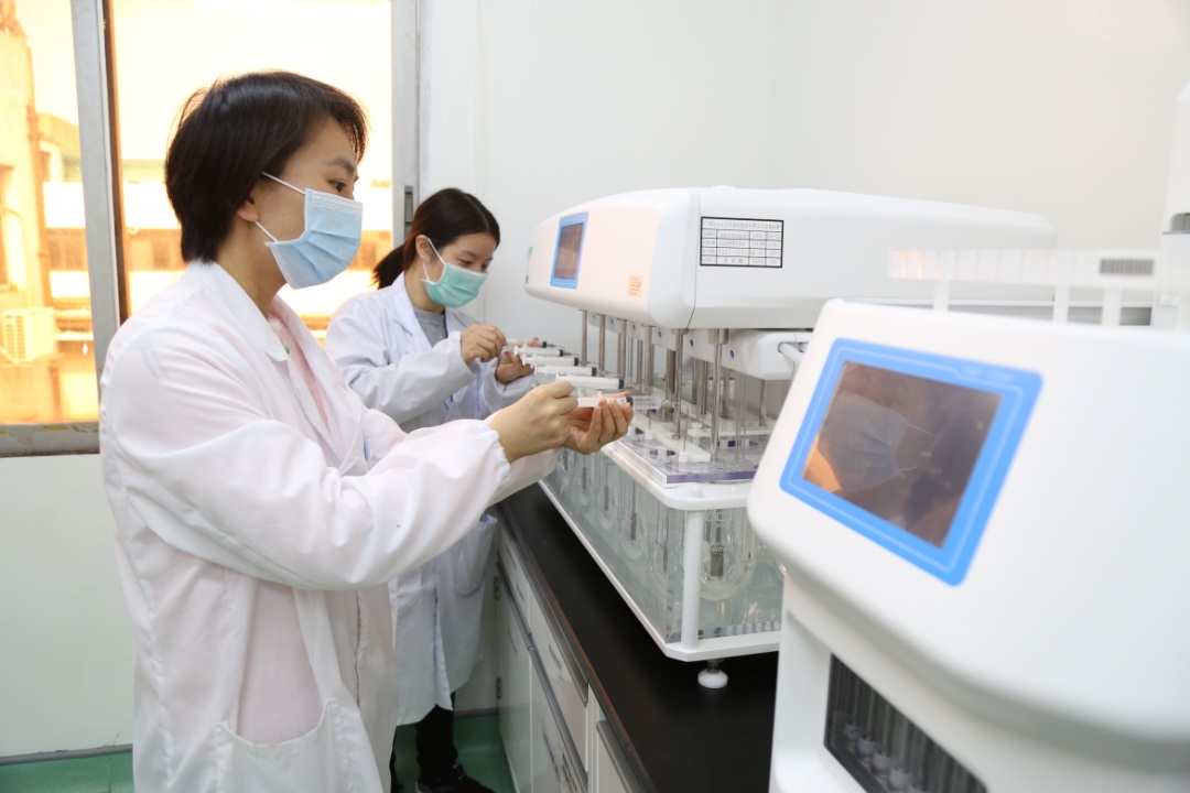 办公桌上的一瓶盐 ——可考究也可以迁就的永利集团研发人董穗娟