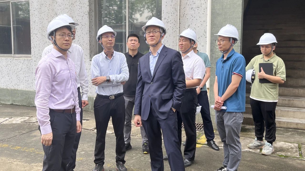 “五一”节前，，，，，广药集团党委副书记、副董事长、总司理杨军带队到白云山永利集团公司开展清静检查事情